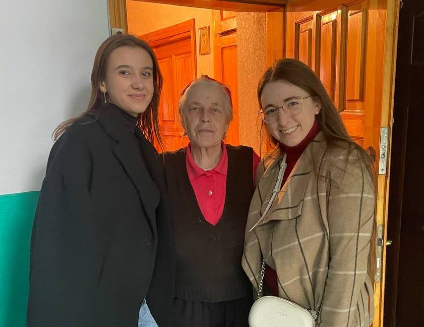 Бажаємо мирних і веселих свят!